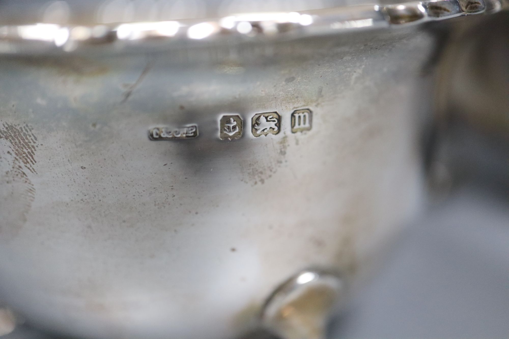 A George V silver teapot and matching sugar bowl, gross 13oz.